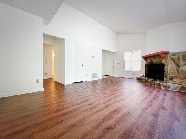 Building Photo - 2889 Lakemont Dr SW