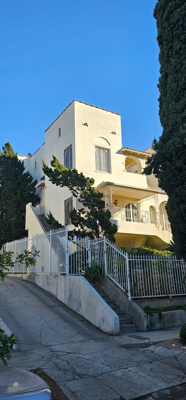 Facade - 218 1/2 N Kenmore Ave
