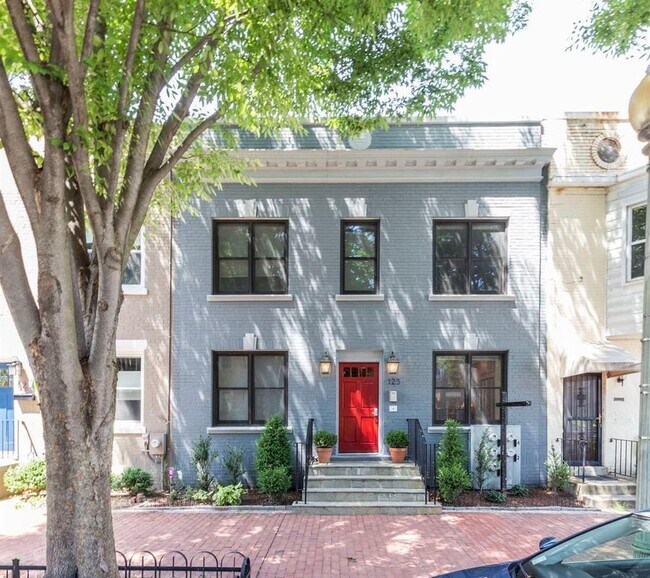 Building Photo - Unique One-Bedroom + Den in Truxton Circle...