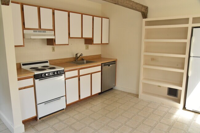 Sunny large eat in kitchen - 166 State St