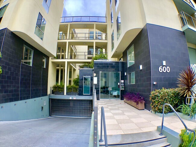 Foto del edificio - Gorgeous luxurious Spacious 2 bedroom and ...