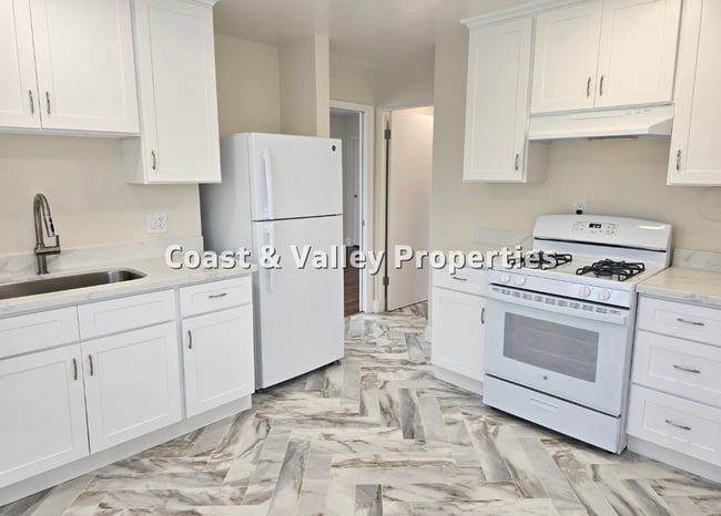 Building Photo - 601 Forest Ave