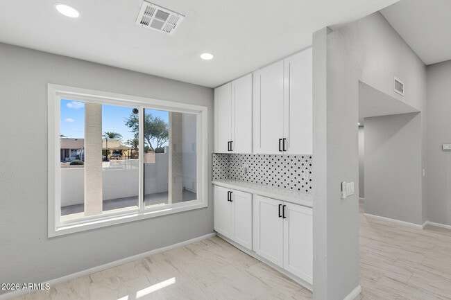Building Photo - 16817 N Meadow Park Dr