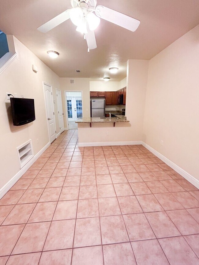 Building Photo - Chase Hollow #101