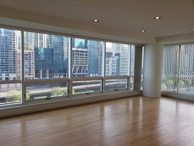 Foto del edificio - 445 E North Water St