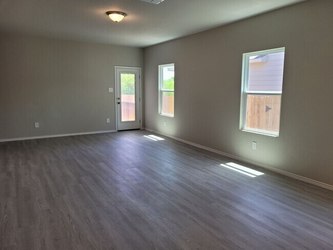 Building Photo - 3BD 2BA with separate Office Space