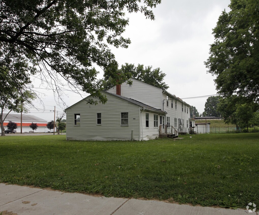 Foto del edificio - 9156-9158 Maple Grove Rd