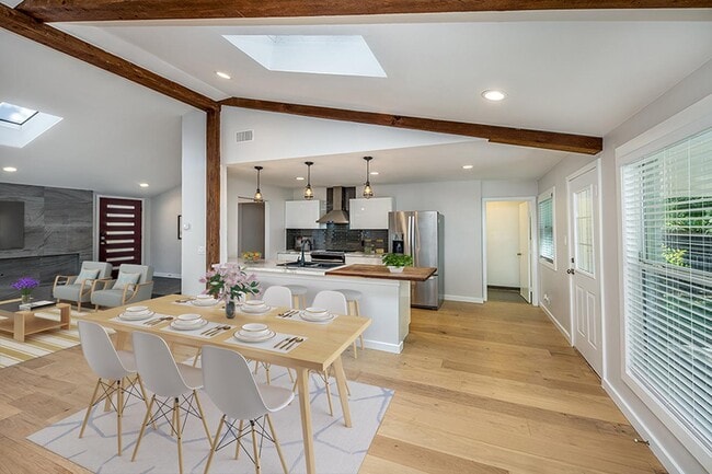Building Photo - Mid-century North Branch home minutes from...