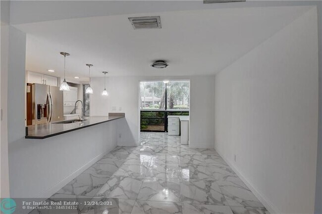 Building Photo - 7571 Greenlake Way