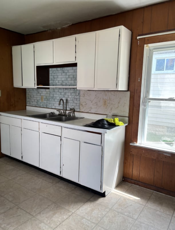 Building Photo - 1030 W 17th St