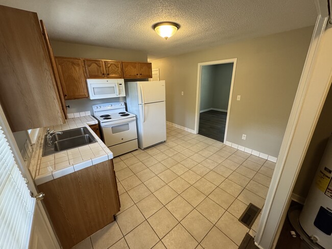 Kitchen - 2 year old appliances - 307 Pleasant Dr
