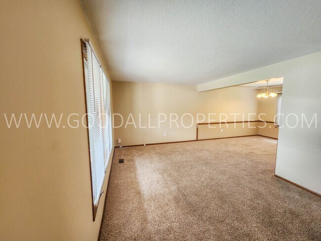 Foto del edificio - Executive 4 Bedroom Home in West Des Moine...