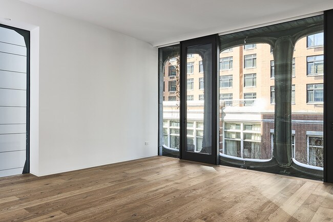 Foto del edificio - 325 W Broadway