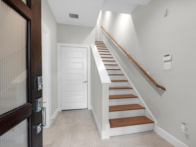 Foto del edificio - 2727 Clinton Dr