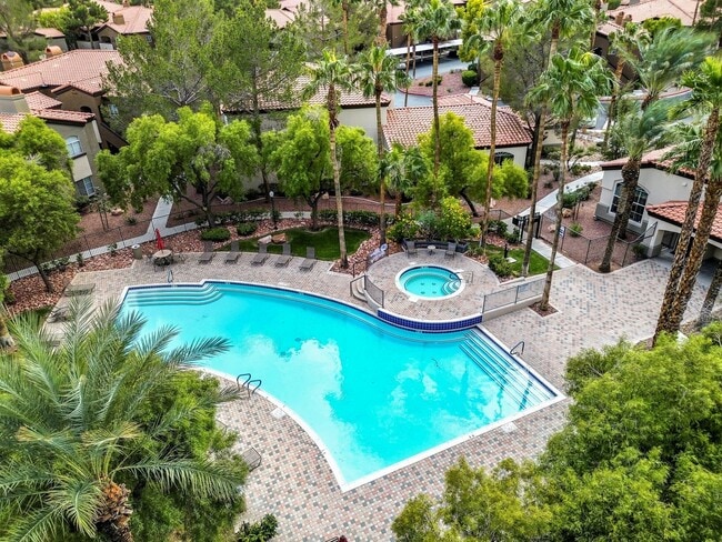 Foto del edificio - Upgraded 1 Bedroom Condo in Gated Communit...