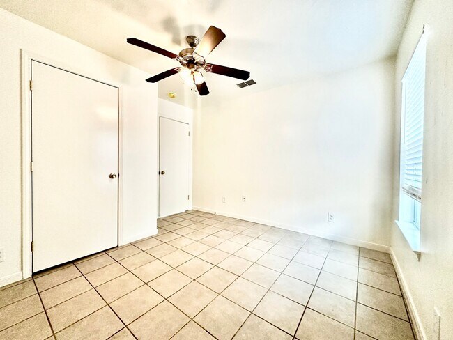 Building Photo - Cozy 2/1 Home