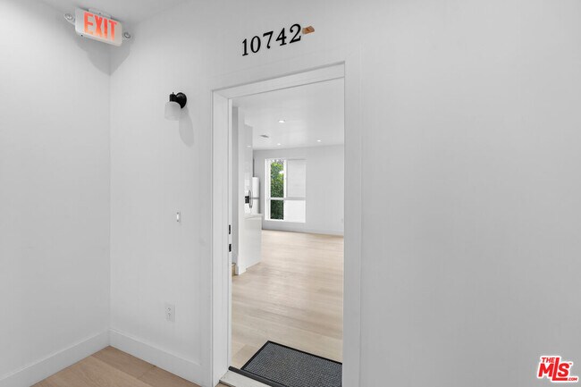 Foto del edificio - 10742 Hortense St