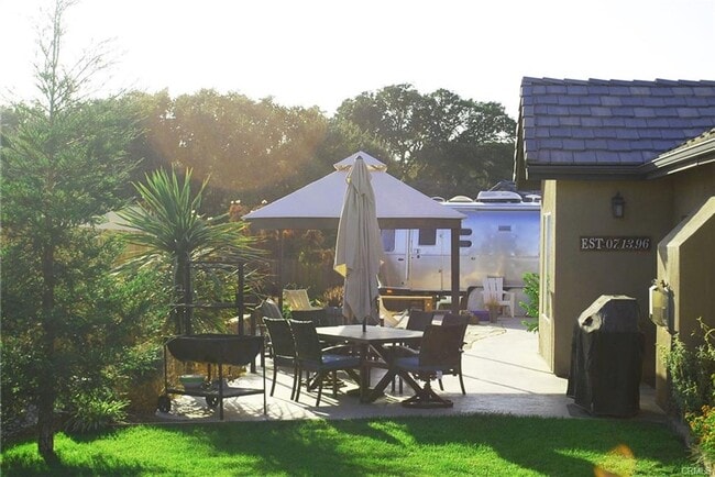 Building Photo - Beautiful home in very desirable neighborhood