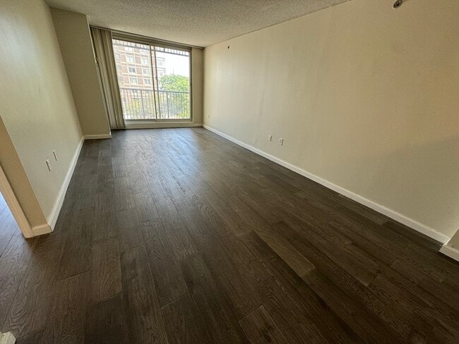 Building Photo - 8 Museum Way