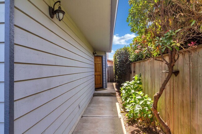 Foto del edificio - Sun-filled 3-bedroom, 3-bathroom single-fa...