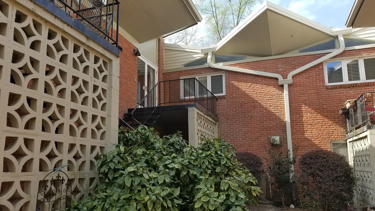 Courtyard Entrance - 1822 N Rock Springs Rd NE