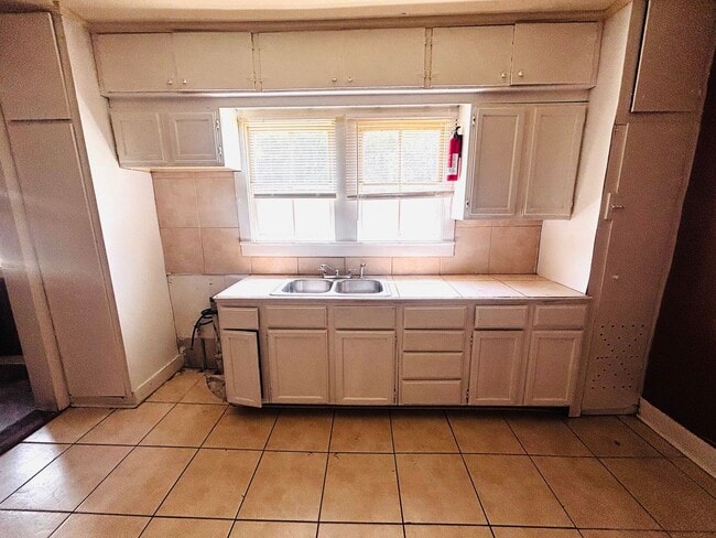 Building Photo - 3 Bedroom, 1 Bathroom House is Available Now!