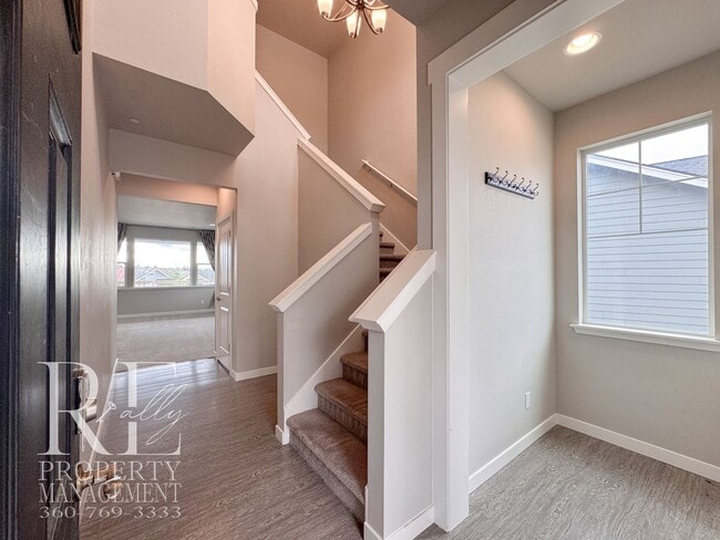 Foto del edificio - Vaulted Ceilings, Tree-Lined Views & a Spacious Primary Suite Retreat
