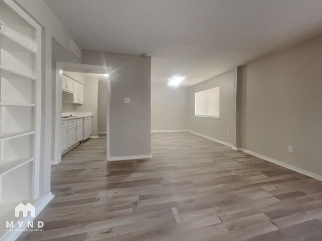 Building Photo - 5625 Antoine Dr