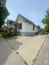 Building Photo - 281 Mitton St N