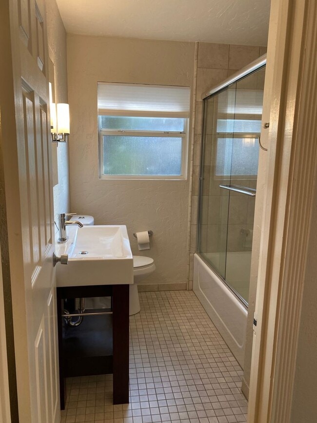 Building Photo - 385 Maureen Ln