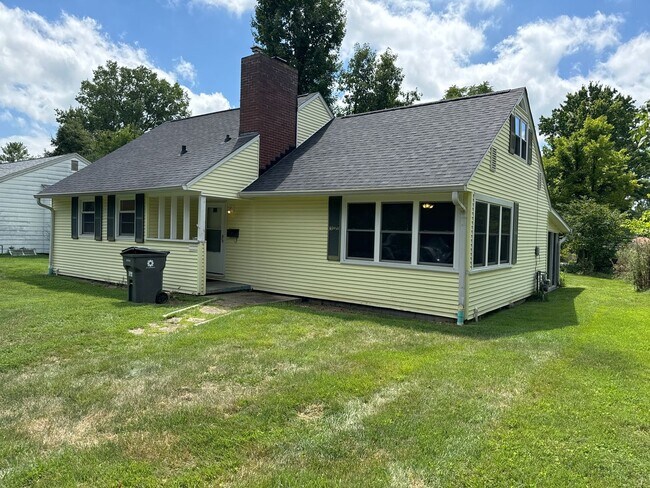 Foto del edificio - 1514 E Maxwell Ln