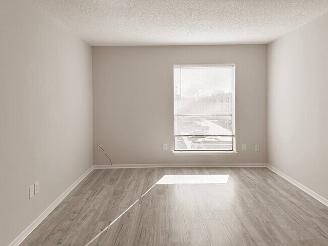 Building Photo - 2816 S Bartell Dr