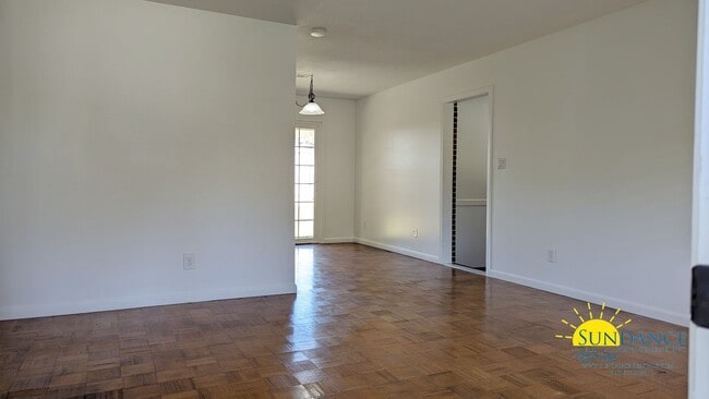 Building Photo - Beautiful 3 Bedroom Oasis in Oakland Heights!