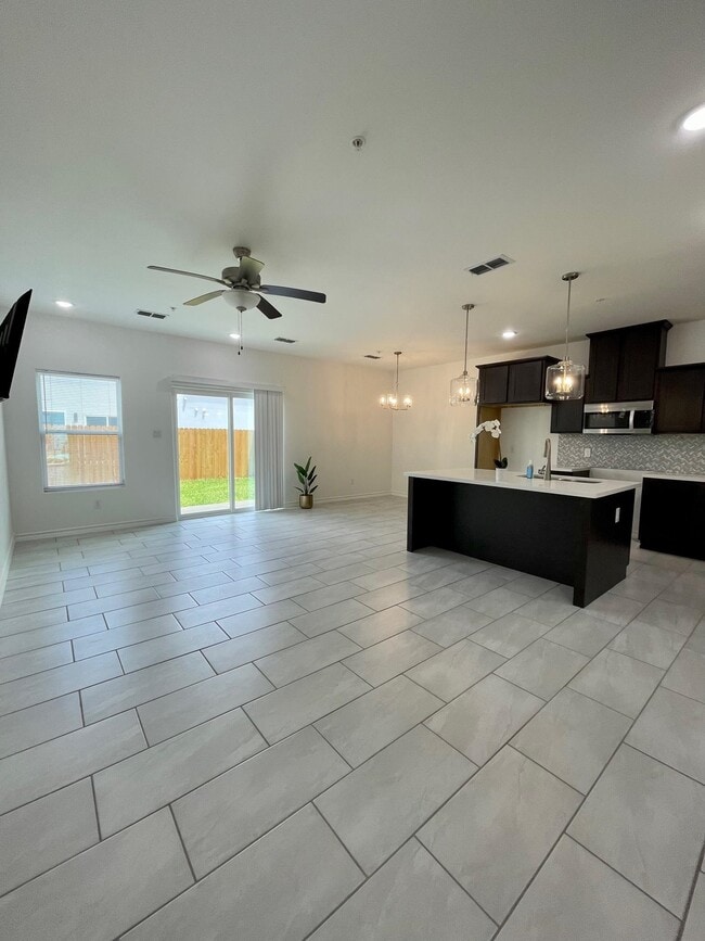 Building Photo - 9923 Bijan Dr