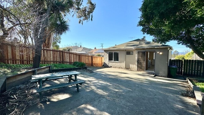 Building Photo - Fantastic House with Expansive Backyard and Large Detached Garage