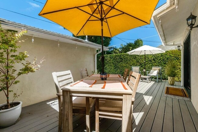 Building Photo - A charming 3-bedroom, 2.5 bath home in Don...