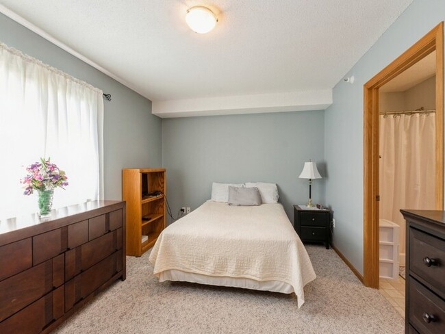 Building Photo - This beautiful apartment condo has a great...