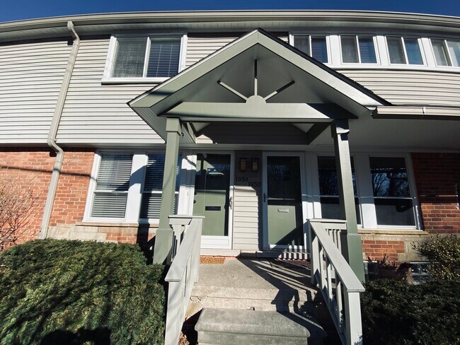 Front - 1954 Planavon St