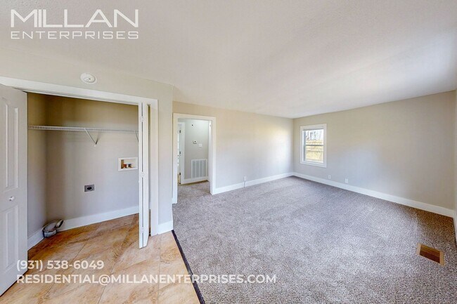 Foto del edificio - Charming Renovated Home with Spacious Yard and Bright Living Spaces