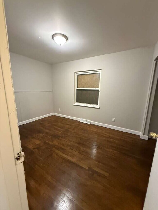 Foto del edificio - "Charming St. Louis Duplex: Cozy 2-Bedroom, 1-Bath with Hardwood Elegance!" Section 8 Approved