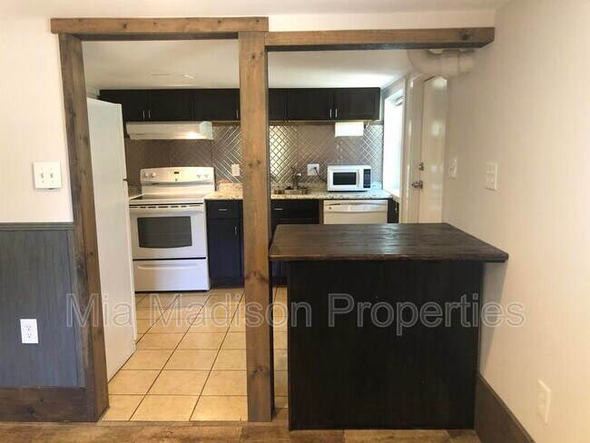 Building Photo - 2403 Bolling St