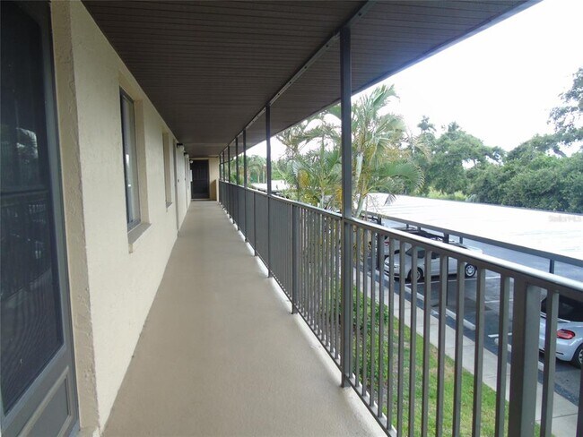 Building Photo - 4008 Oakview Dr