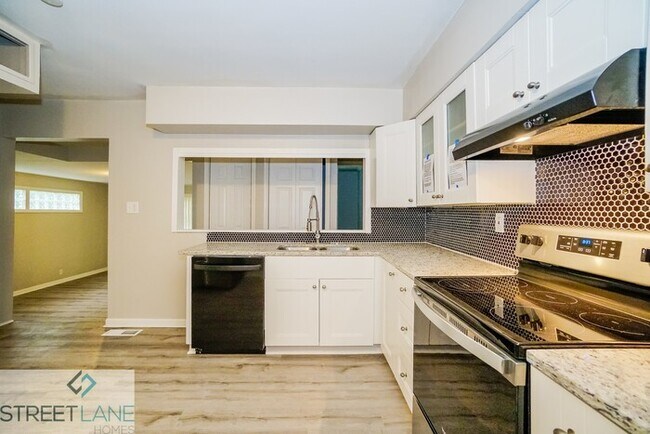 Building Photo - REDUCED!