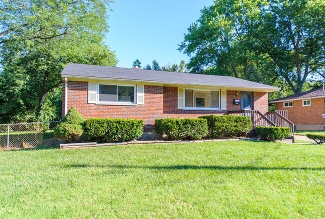 Building Photo - White Oak - Charming 3bed ranch w fenced yard and garage