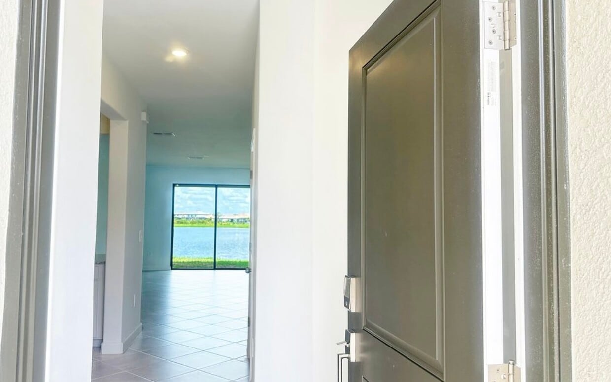 Foto principal - 15143 Sunny Day Dr