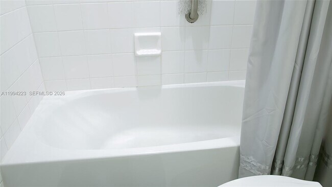 Foto del edificio - 18100 N Bay Rd