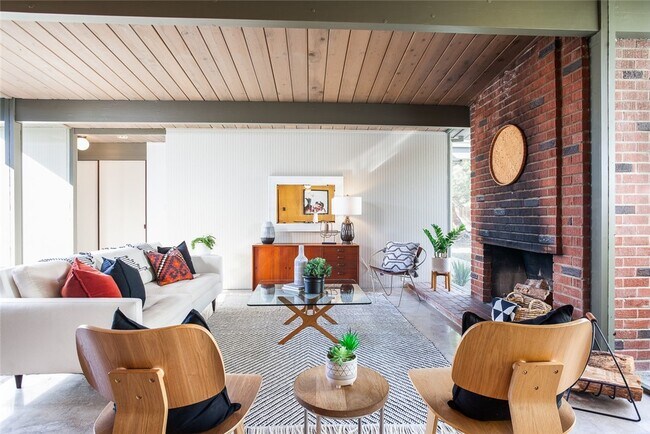 Foto del edificio - 1131 N Encanto St