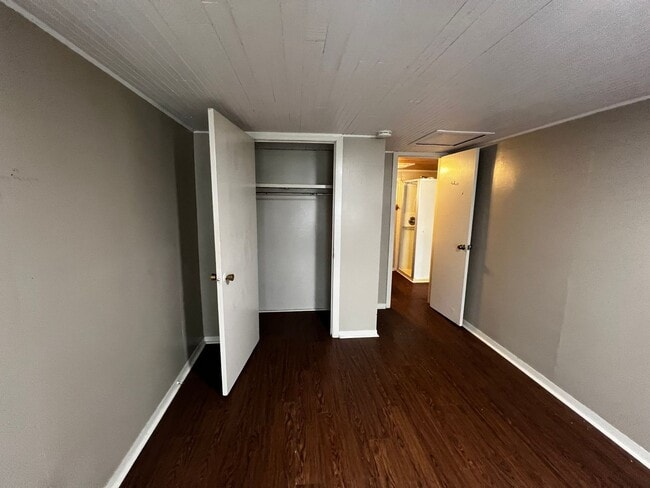Building Photo - One Bedroom Near UL
