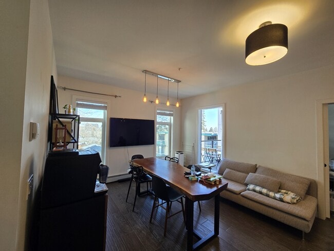 Building Photo - 2702-2717 17 Ave SW
