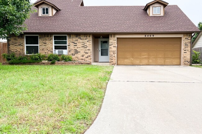 Building Photo - Massive 4BD/2BTH and 2 Car garage Home! Mi...